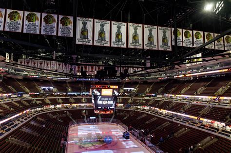 10 Things To Know About The United Center At 25 Years Including When Lebron James Settled A Bet And The Debut Concert That Tanked Chicago Tribune