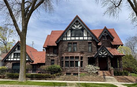 2701 N Lake Dr Milwaukee Wi 53211 Mls 1930925 Redfin