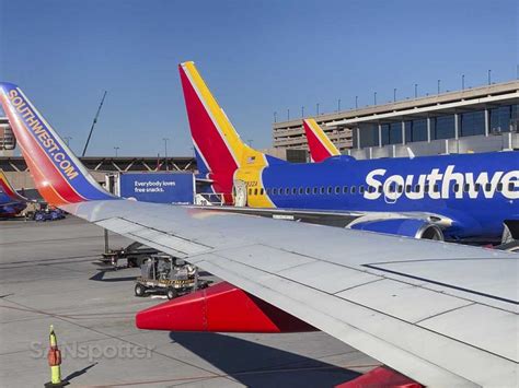 American Airlines Vs Southwest How Are They Different Sanspotter American Airlines Vs Southwest How Are They Different Sanspotter
