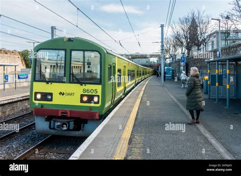 Dart Train With Waiting Passengers Dun Laoghaire Railway Station Republic Of Ireland Stock Photo Alamy