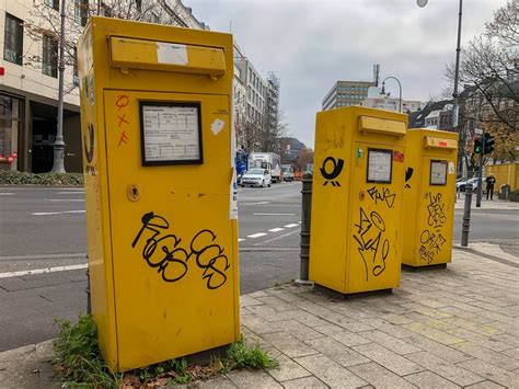 Drei Mit Graffiti Bemalte Gelbe Briefk Sten Der Deutschen Post An