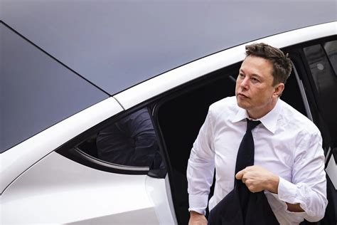 Elon Musk Says He Ll Pay 11 Billion In Taxes As He Sells Tesla Tsla Stock Bloomberg
