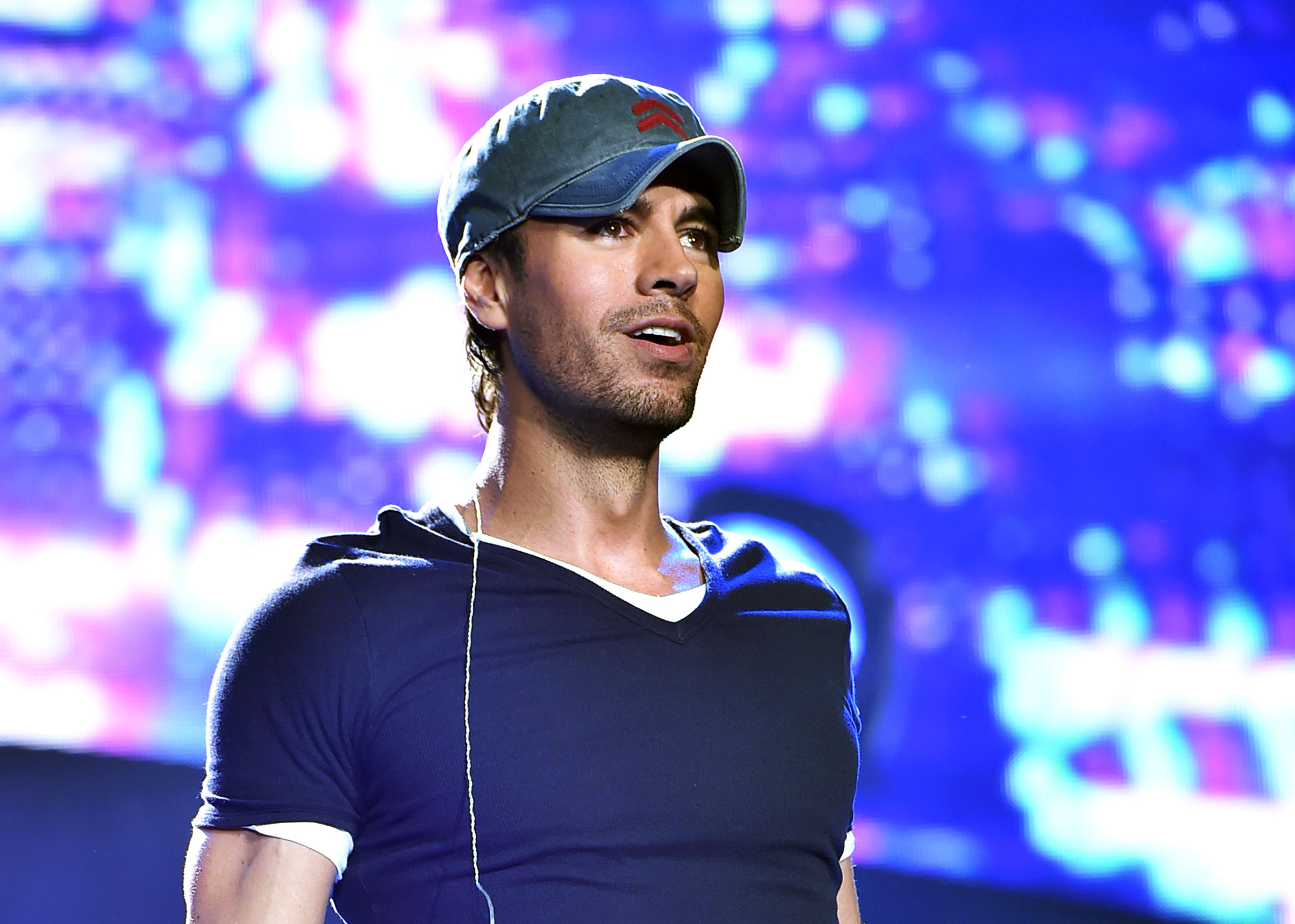 Enrique Iglesias Passionately Kisses Fan On Stage In Ukraine Us Weekly