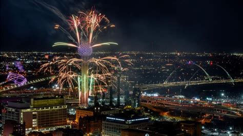 Gu A Del Espectacular Show De Fuegos Artificiales En Reunion Tower Para A O Nuevo En Dallas Tu Ciudad Local Simo Dallas Fort Worth Univision