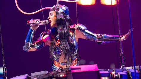 I Ve Never Missed Kansas City On A Tour And We Re Gonna Keep That Record Tonight Katy Perry Declared Kicking Off Her Lifetimes Tour Stop At T Mobile Center With Trademark Exuberance That Ushered