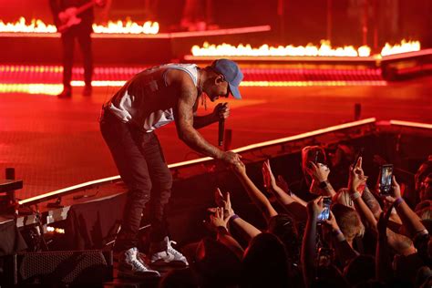 Kane Brown Finishes Concert After Falling Off Stage Kane Brown Finishes Concert After Falling Off Stage