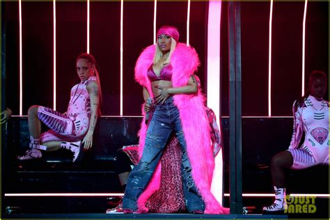 Nicki Minaj Kicked Off Her Pink Friday 2 World Tour This Last Friday In Oakland Ca Barbz Show Some Love In The Comments