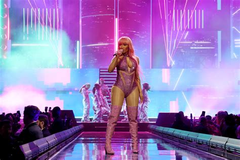 Nicki Minaj Review The Rapper Conquers The United Center In Long Awaited Return To Chicago Chicago Sun Times Nicki Minaj Review The Rapper Conquers The United Center In Long Awaited Return To Chicago Chicago Sun Times