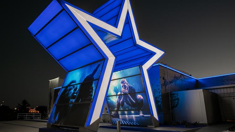 Photos A Look Inside The Dallas Cowboys Themed Raising Canes Opened By Post Malone Wfaa Com