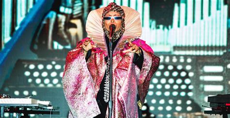 Review Erykah Badu Delivers Afro Futuristic Show In Deep Ellum Dallas Observer