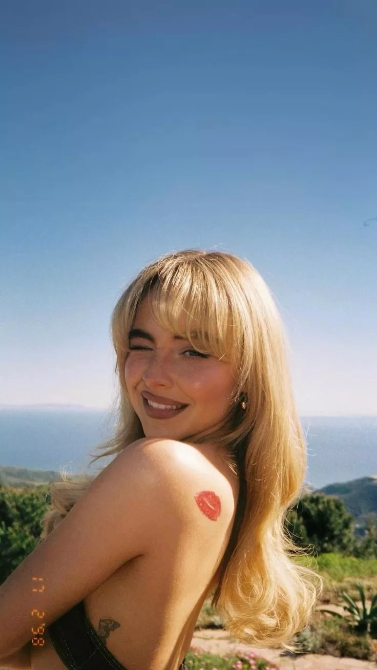 Sabrina Carpenter Makes Short But Sweet Visit To Buc Ee S