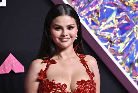 Selena Gomez Joins Coldplay For Surprise Song At Rose Bowl Los Angeles Times Selena Gomez Joins Coldplay For Surprise Song At Rose Bowl Los Angeles Times